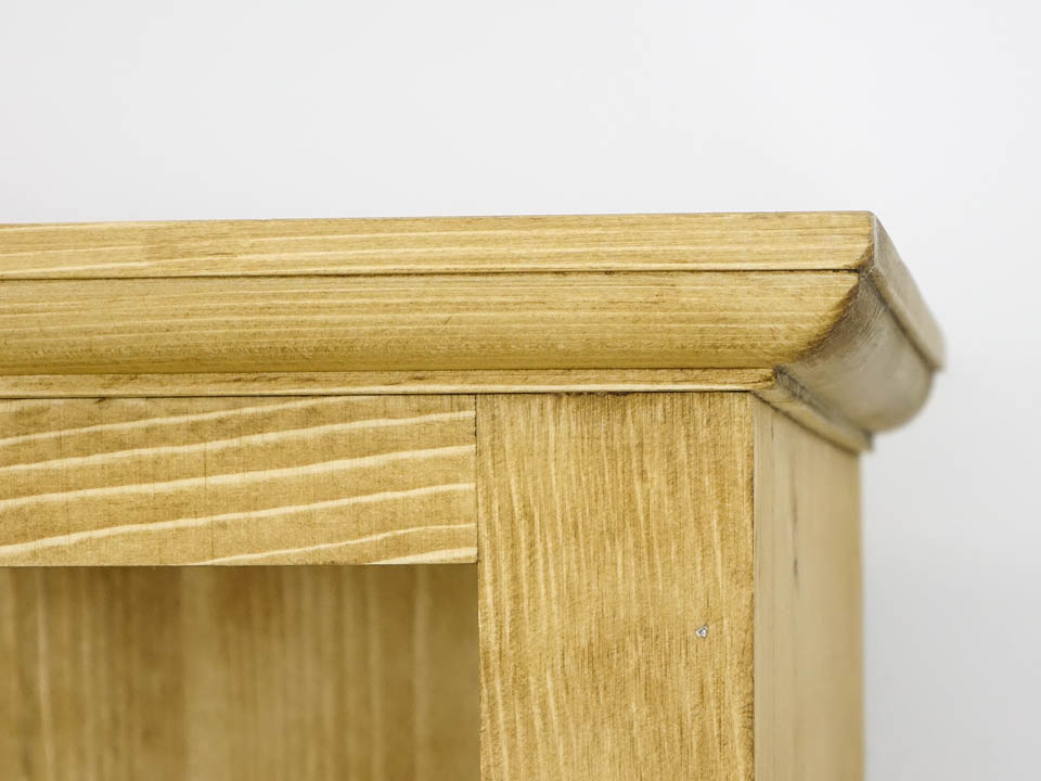 drewniany regał do jadalni