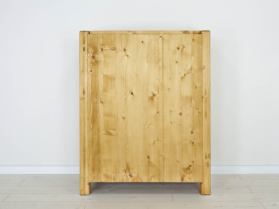 drewniany regał do salonu