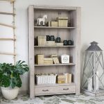 drewniany regał do salonu