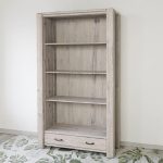 drewniany regał do salonu