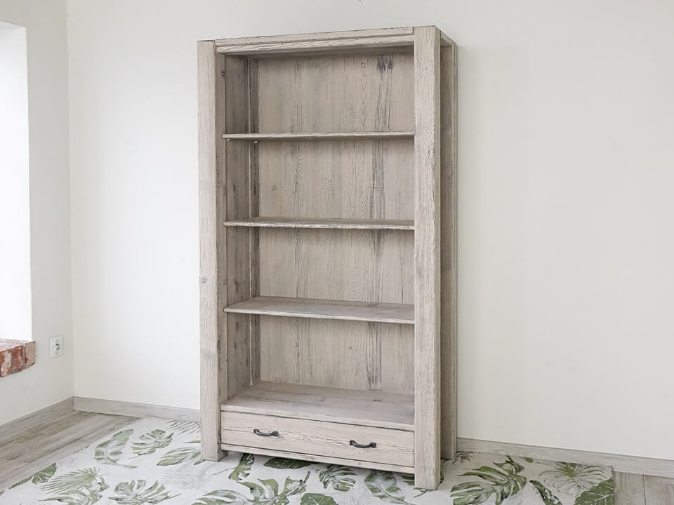 drewniany regał do salonu