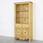 drewniany regał do salonu