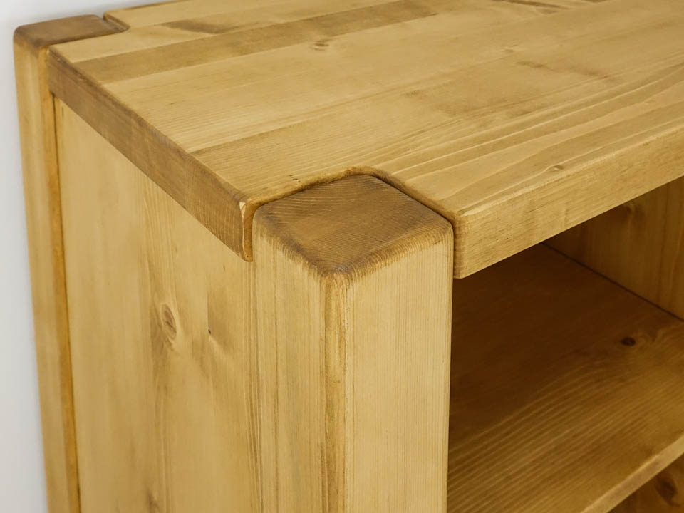 drewniany regał świerkowy