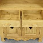 drewniany regał z szufladami