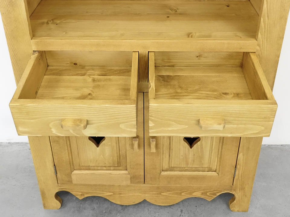 drewniany regał z szufladami