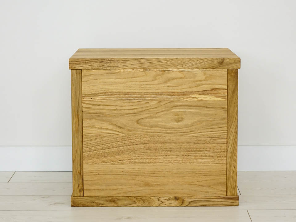 drewniany stolik nocny