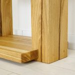 drewniany stolik nocny