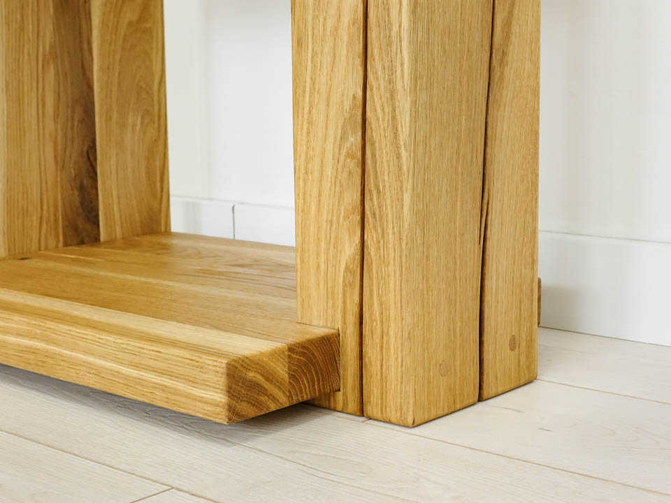 drewniany stolik nocny