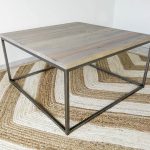 drewniany stolik w stylu loft