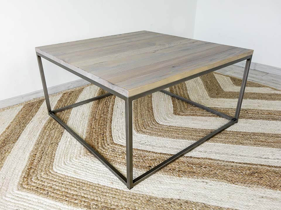 drewniany stolik w stylu loft