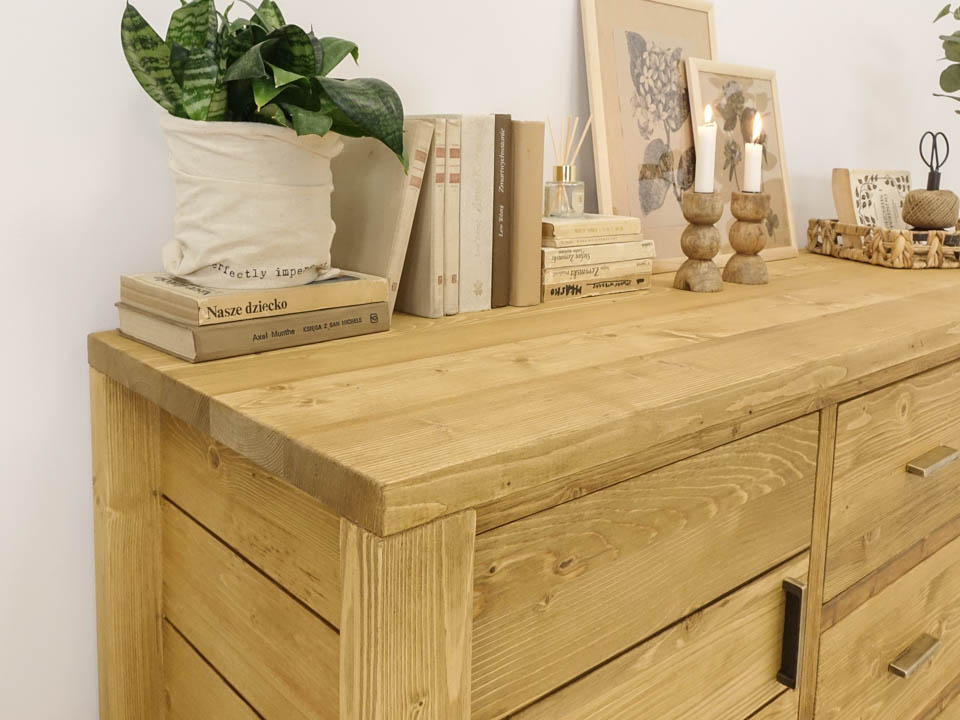 klasyczna komoda z drewna