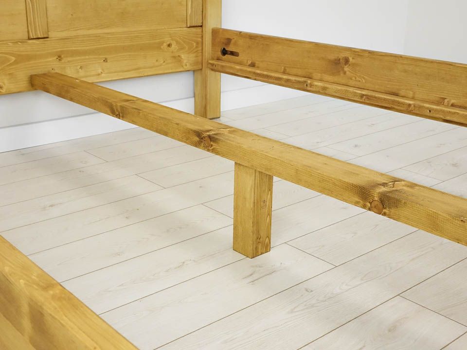 klasyczne drewniane łóżko do sypialni