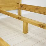 klasyczne drewniane łóżko do sypialni