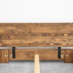 klasyczne łóżko drewniane