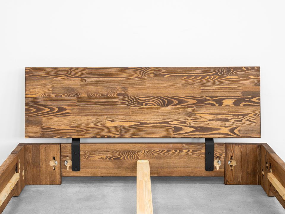 klasyczne łóżko drewniane