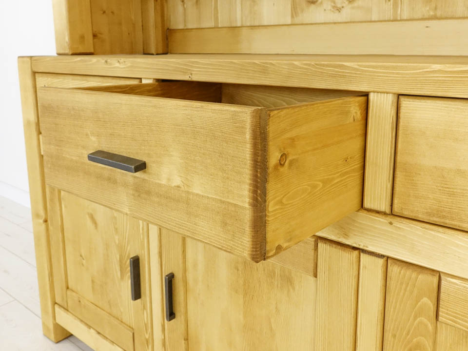 klasyczny kredens z drewna