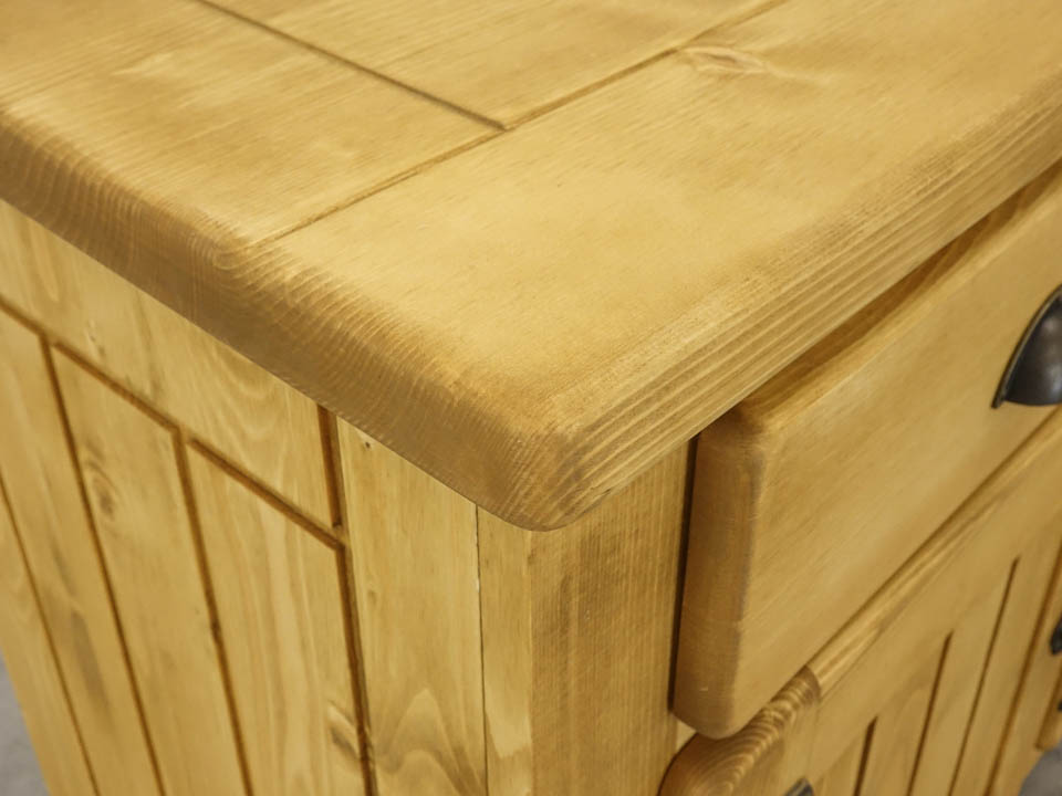 komoda z drewna świerkowego do sypialni