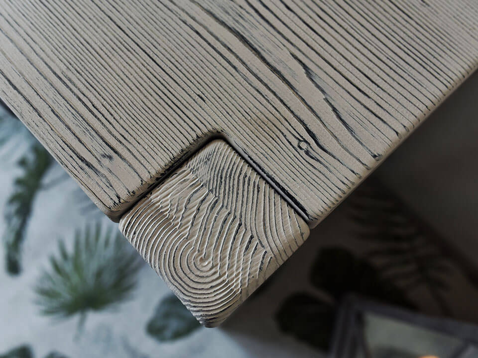 drewniana komoda w stylu rustykalnym