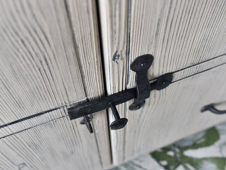 komoda w stylu rustykalnym