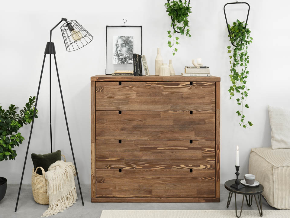 komoda drewniana wysoka z szufladami do salonu