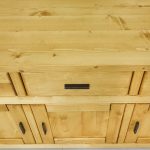 komoda drewniana świerkowa do salonu