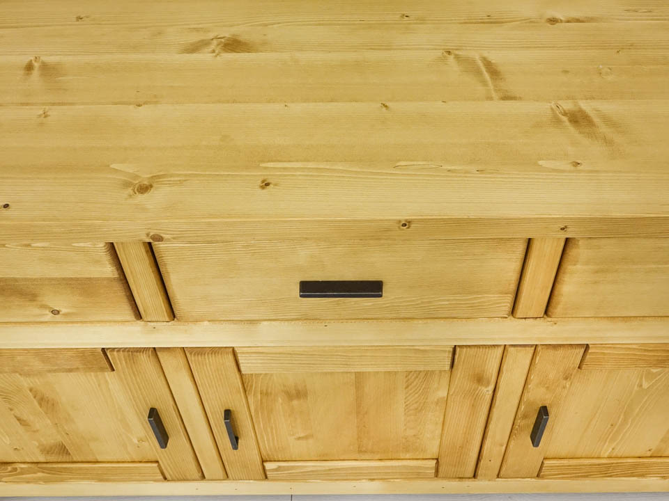 komoda drewniana świerkowa do salonu