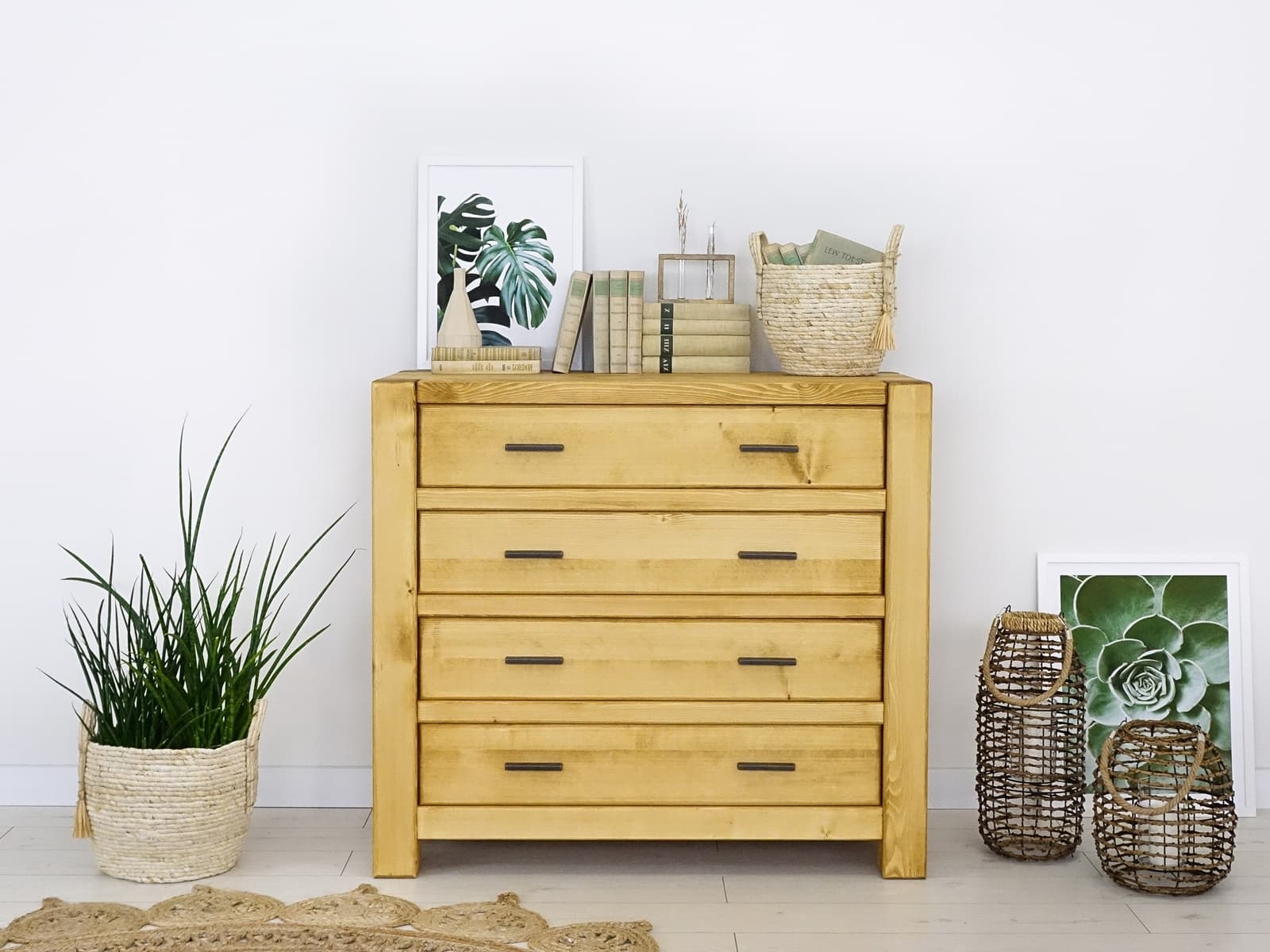 komoda drewniana świerkowa do salonu z szufladami