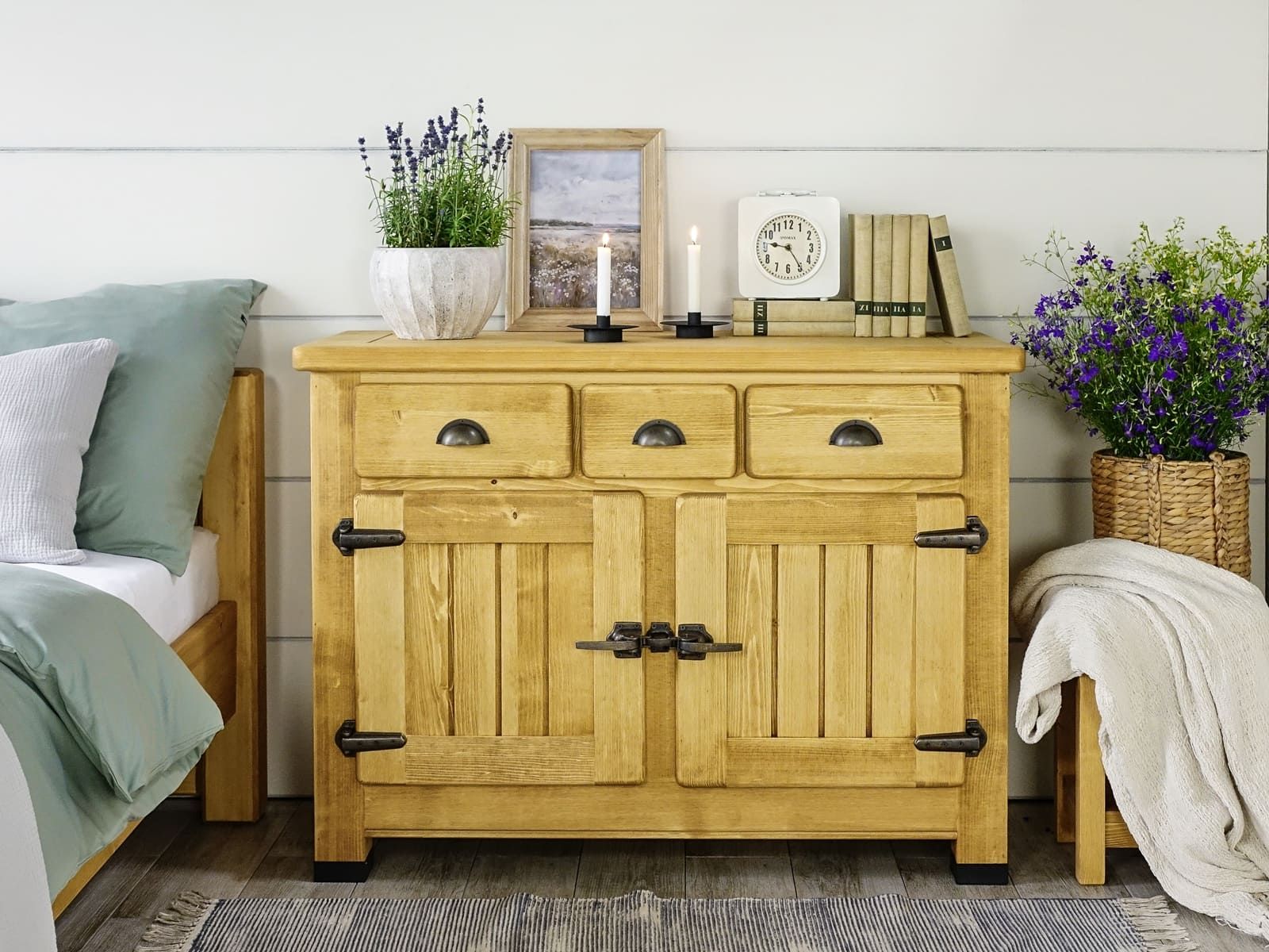 komoda drewniana świerkowa vintage do sypialni