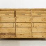 komoda drewniana świerkowa z szufladami w stylu skandynawskim