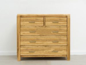 komoda drewniana świerkowa z szufladami w stylu skandynawskim