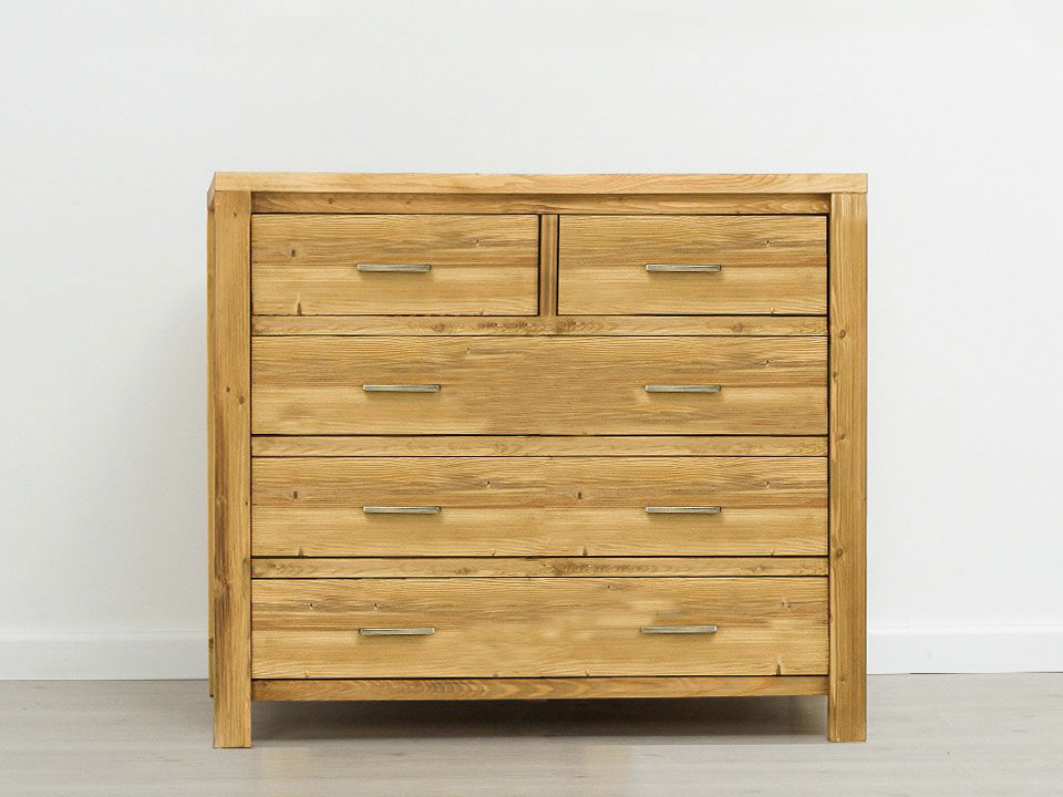 komoda drewniana świerkowa z szufladami w stylu skandynawskim