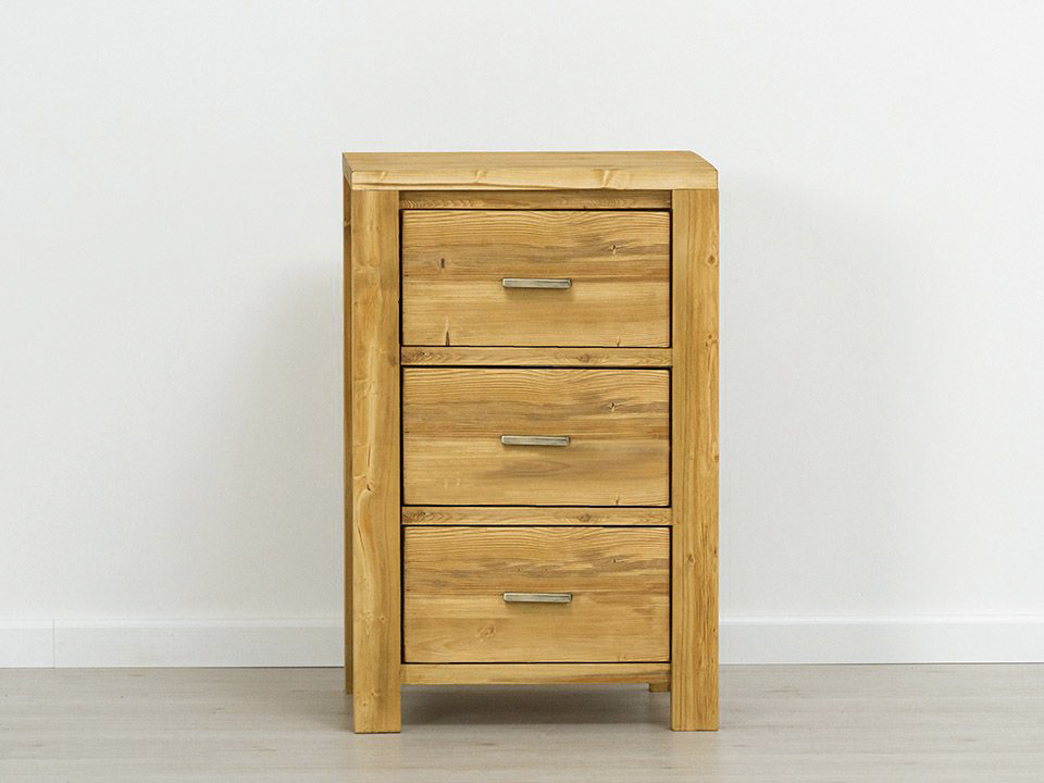 komoda drewniana świerkowa z szufladami w stylu skandynawskim