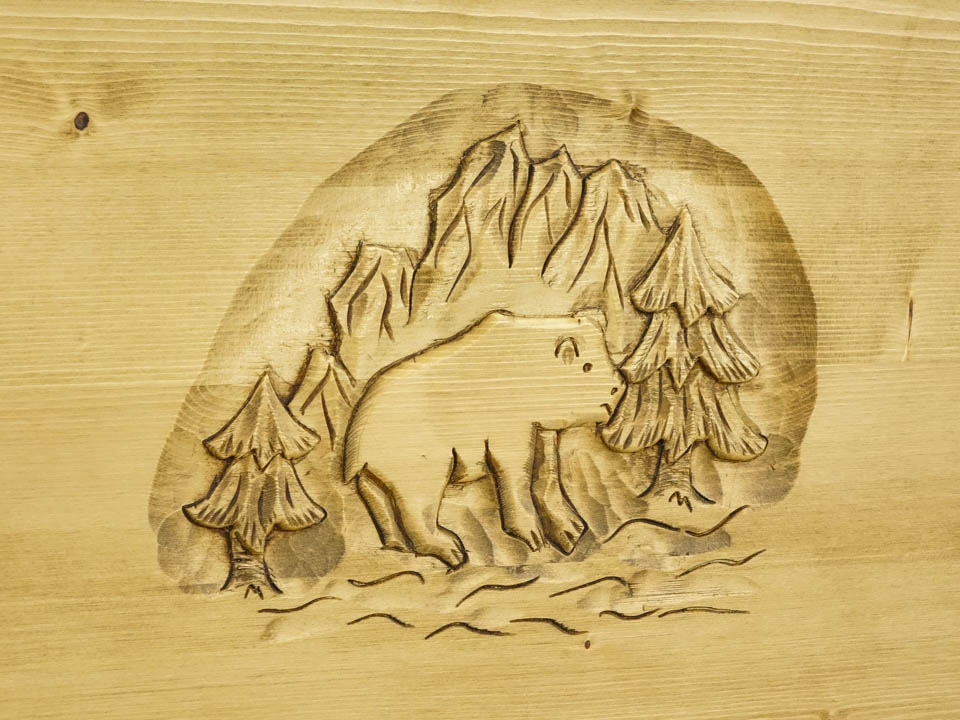 komoda drewniana ze zdobieniami