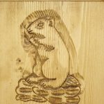 komoda drewniana ze zdobieniami