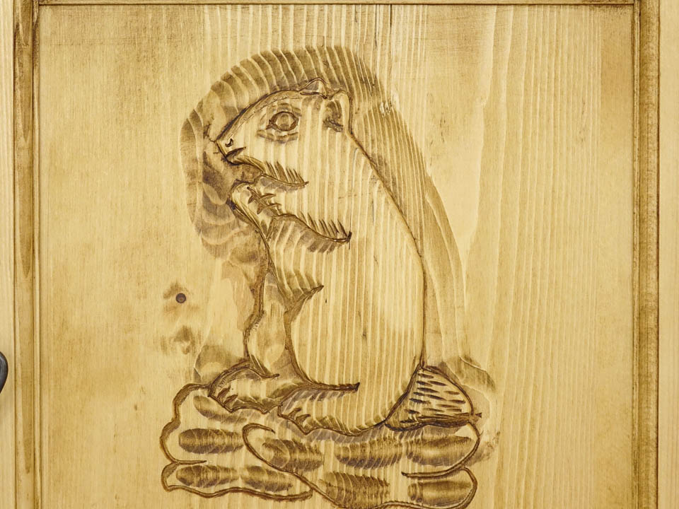 komoda drewniana ze zdobieniami