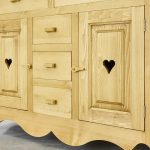 komoda z drewna do salonu