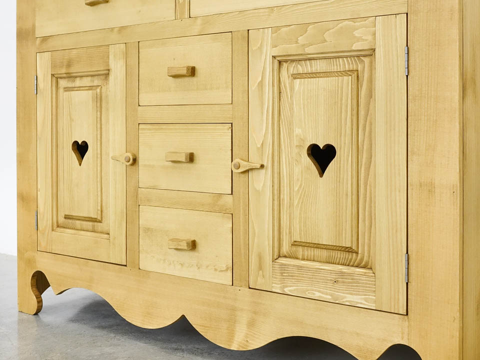 komoda z drewna do salonu