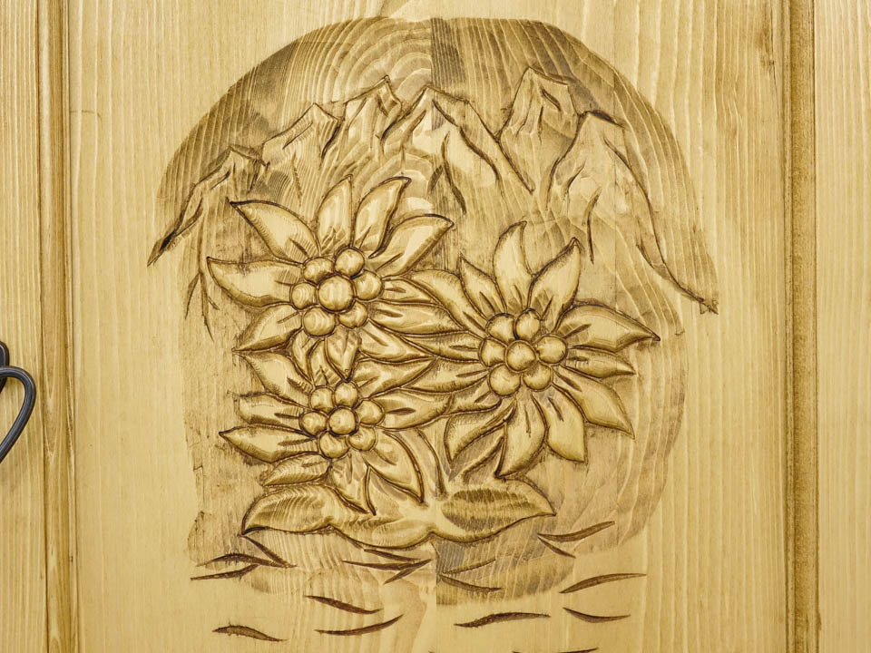 komoda z drewna ozdobna