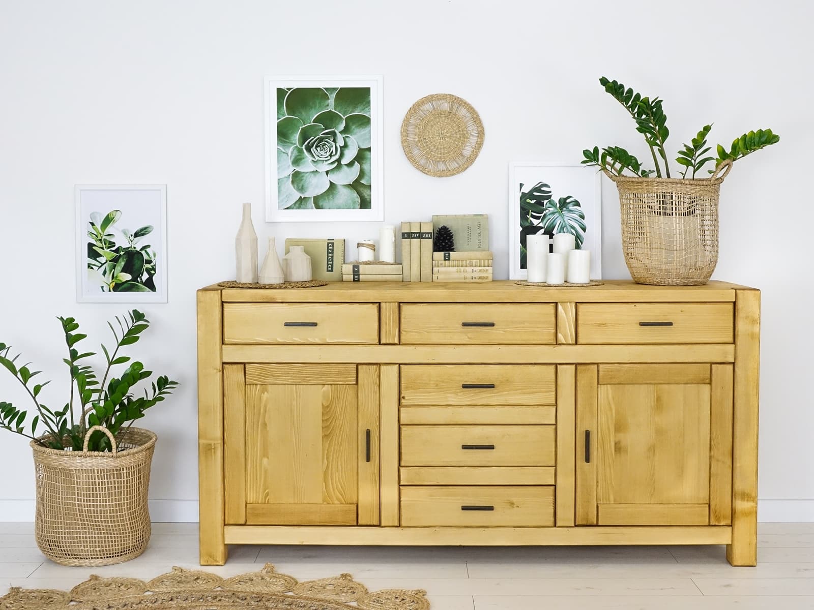 komoda z drewna świerkowego klasyczna do salonu