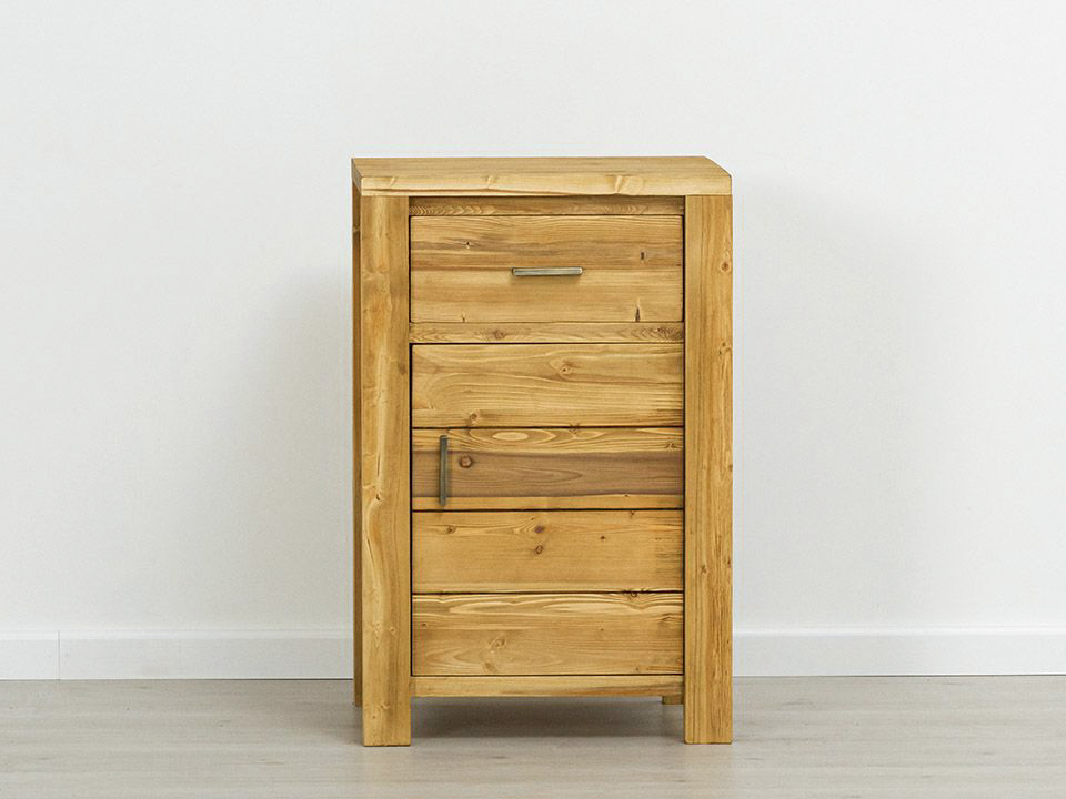 komoda z drewna świerkowego w stylu skandynawskim do sypialni