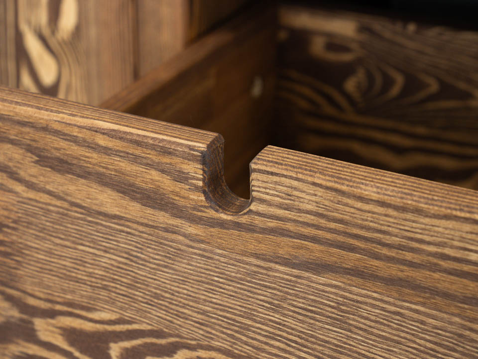 komoda z drewna wysoka