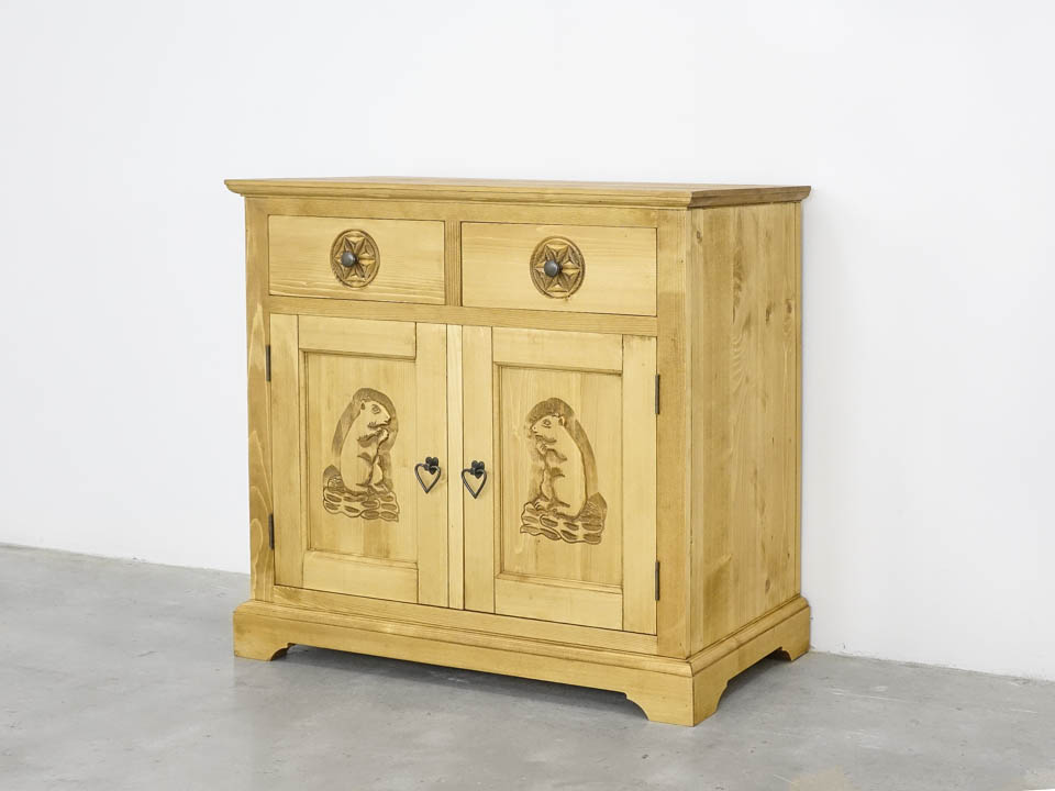komoda z litego drewna świerkowego do sypialni