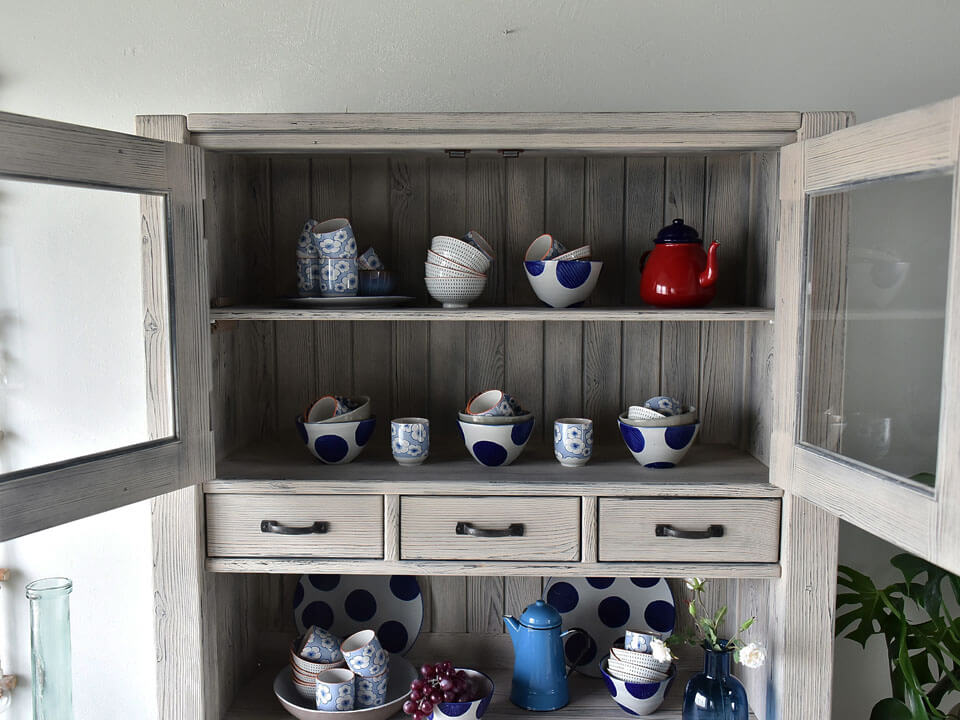 kredens do rustykalnego salonu