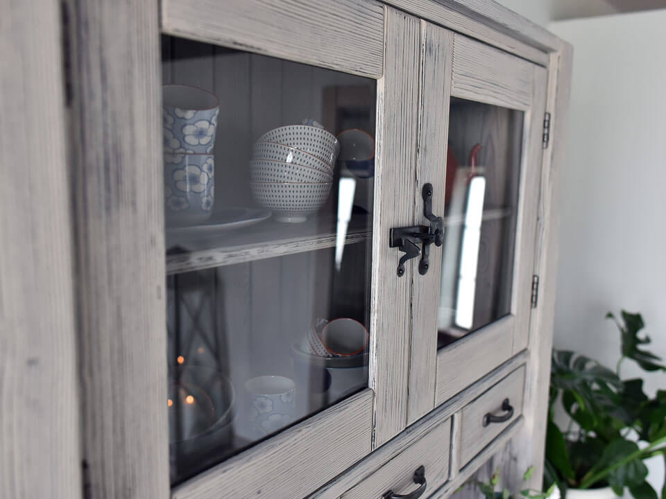 rustykalny kredens drewniany