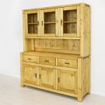 kredens z drewna świerkowego do jadalni