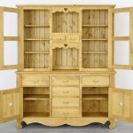 kredens z litego drewna do salonu