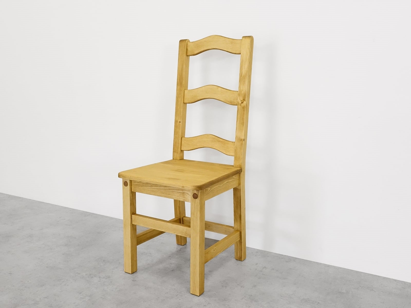 krzesło drewniane do stołu rustykalne