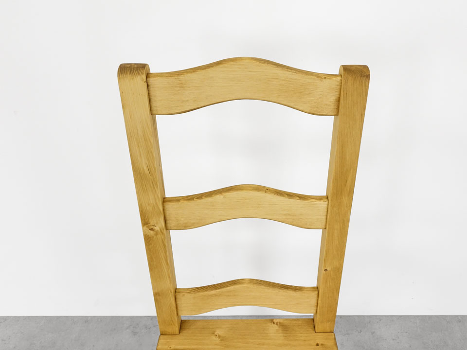 krzesło z drewna świerkowego