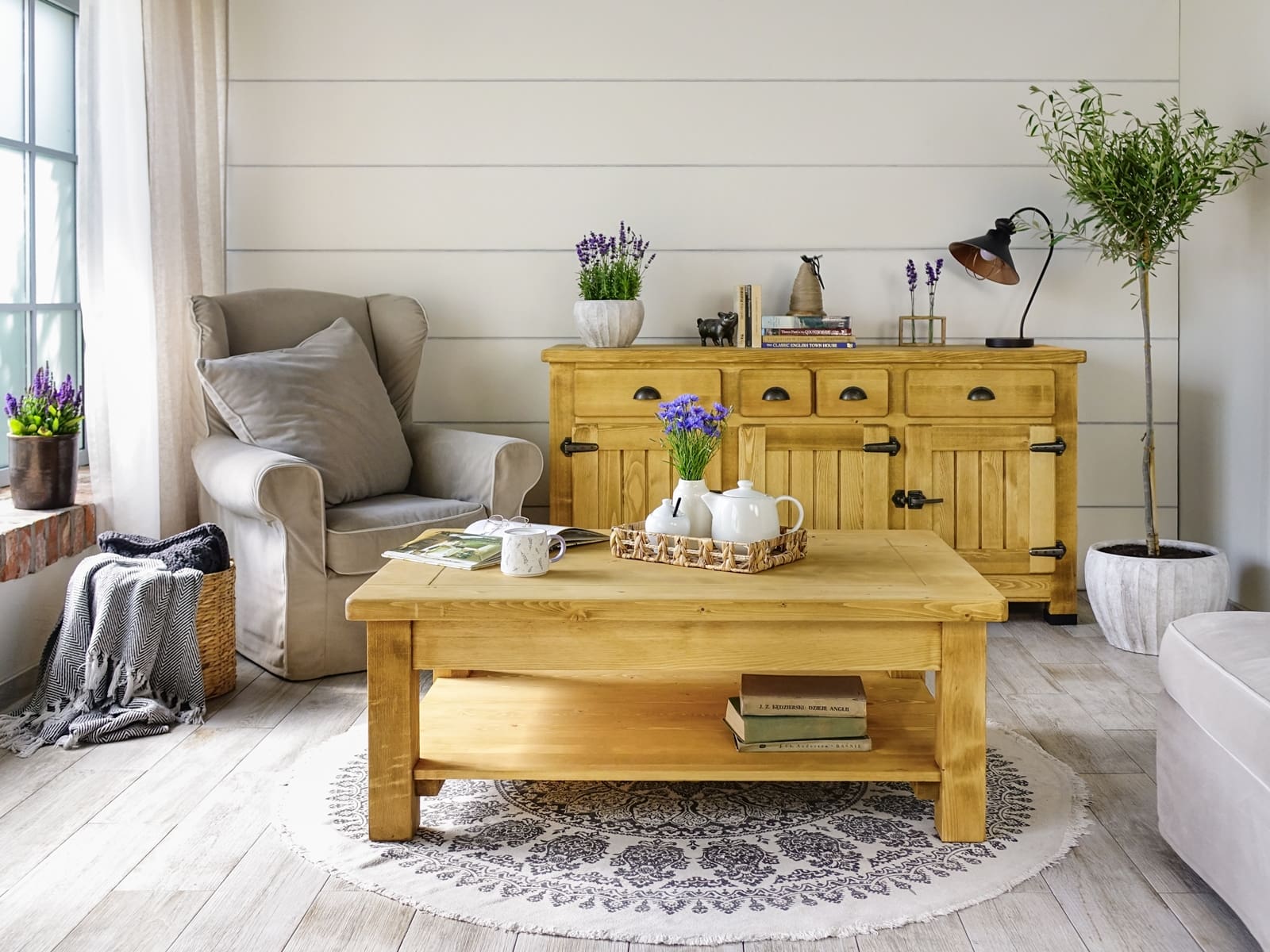 ława kawowa z drewna świerkowego rustykalna do jadalni