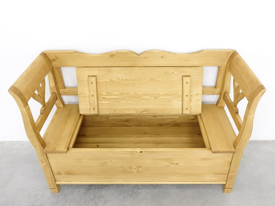 ławka z drewna rustykalnego